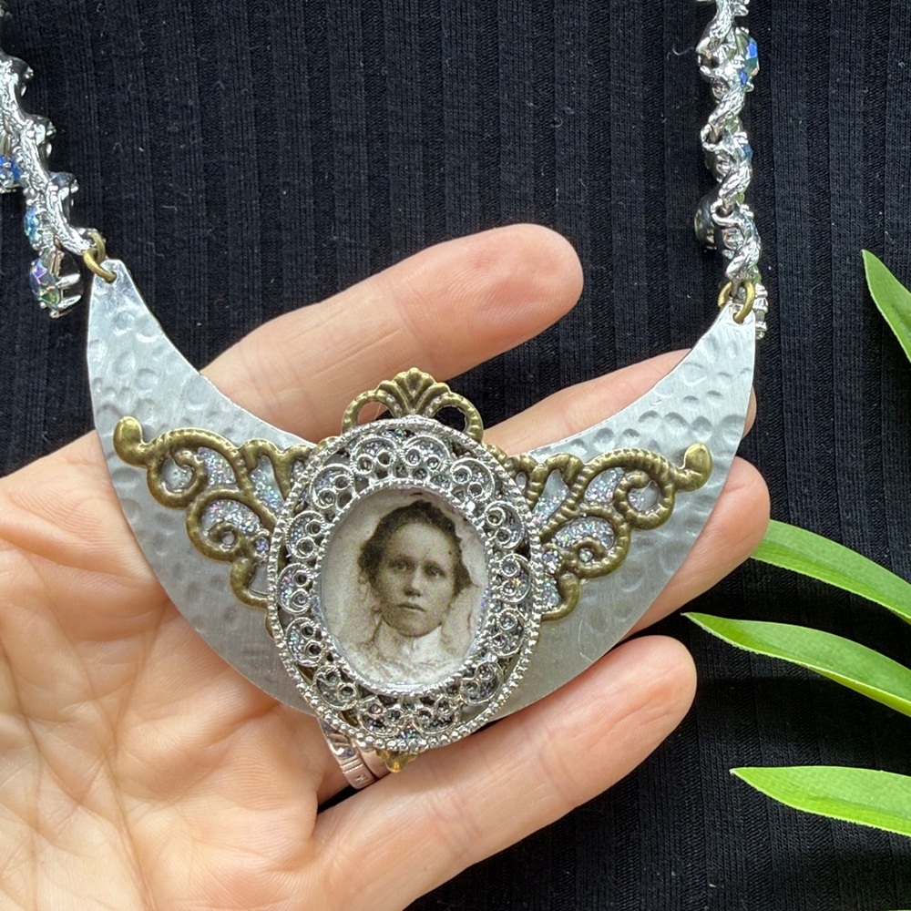 🌟Adorned Crown Jewelry assemblage rhinestone filigree female image bib necklace - Picture 2 of 10